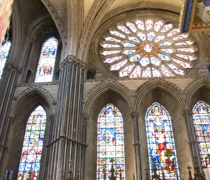 The Chapel of the Nine Altars differs markedly from the rest of Durham Cathedral in that it consists of large expanses of glass, soaring pointed vaults, and similarly shaped arches. The result is that much more light enters this section of the building.